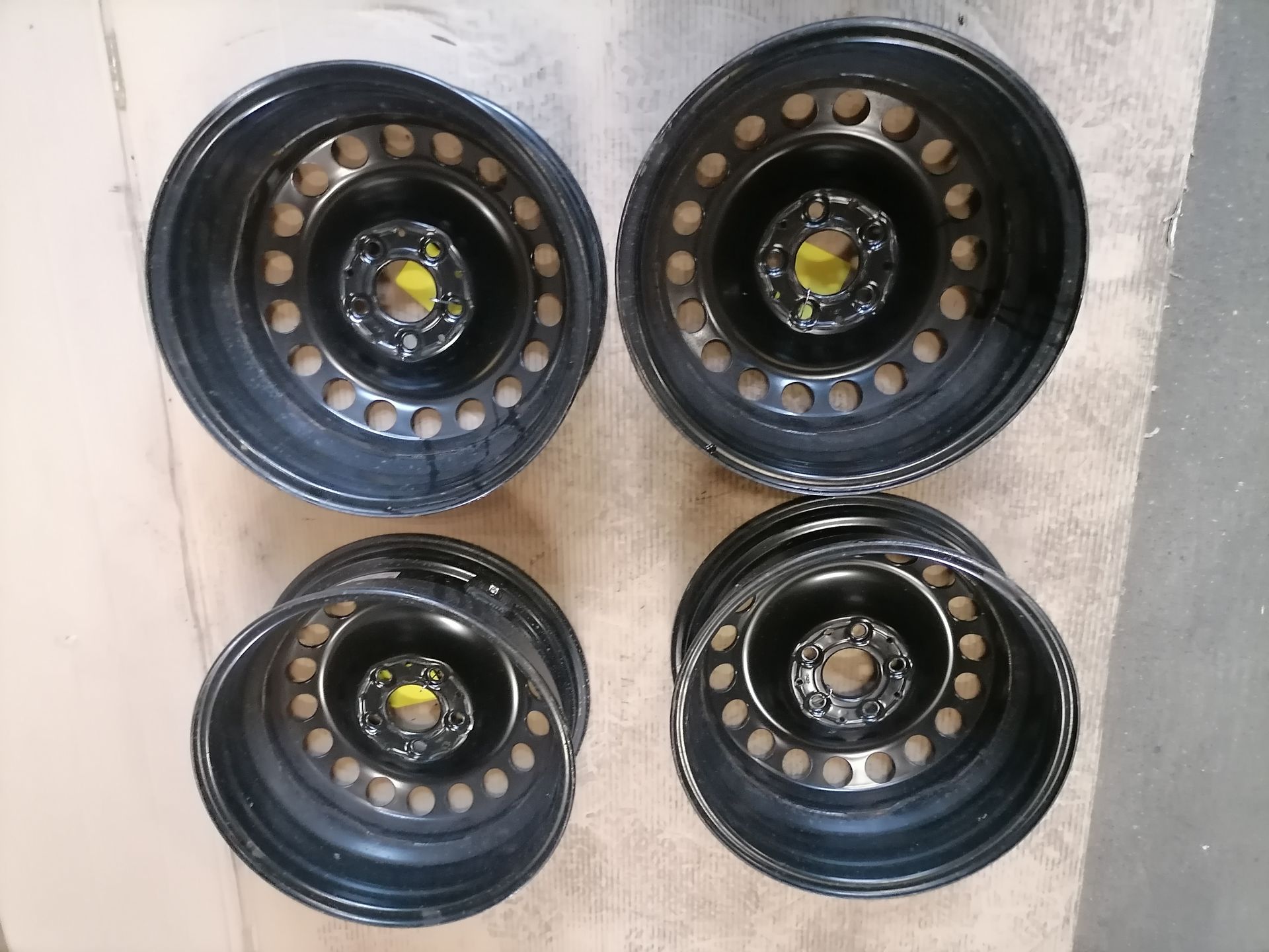 Mercedes W205 Satz Stahlfelgen 6x16 ET36.5 schwarz lackiert Bj.2015 Mercedes W205 Satz Stahlfelgen 6x16 ET36.5 schwarz lackiert Bj.2015